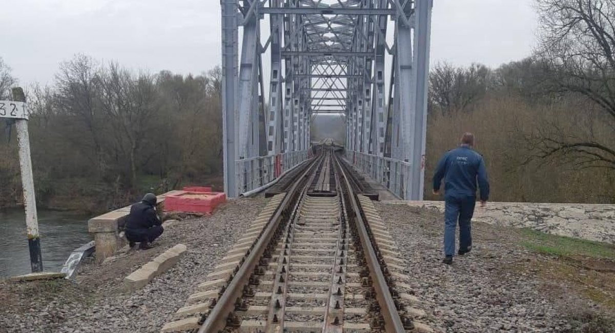 От случайного взрыва на железной дороге. Мост Шебекино Железнодорожный Шебекино. ЖД мост Курская область. Курск ЖД мост взорван.