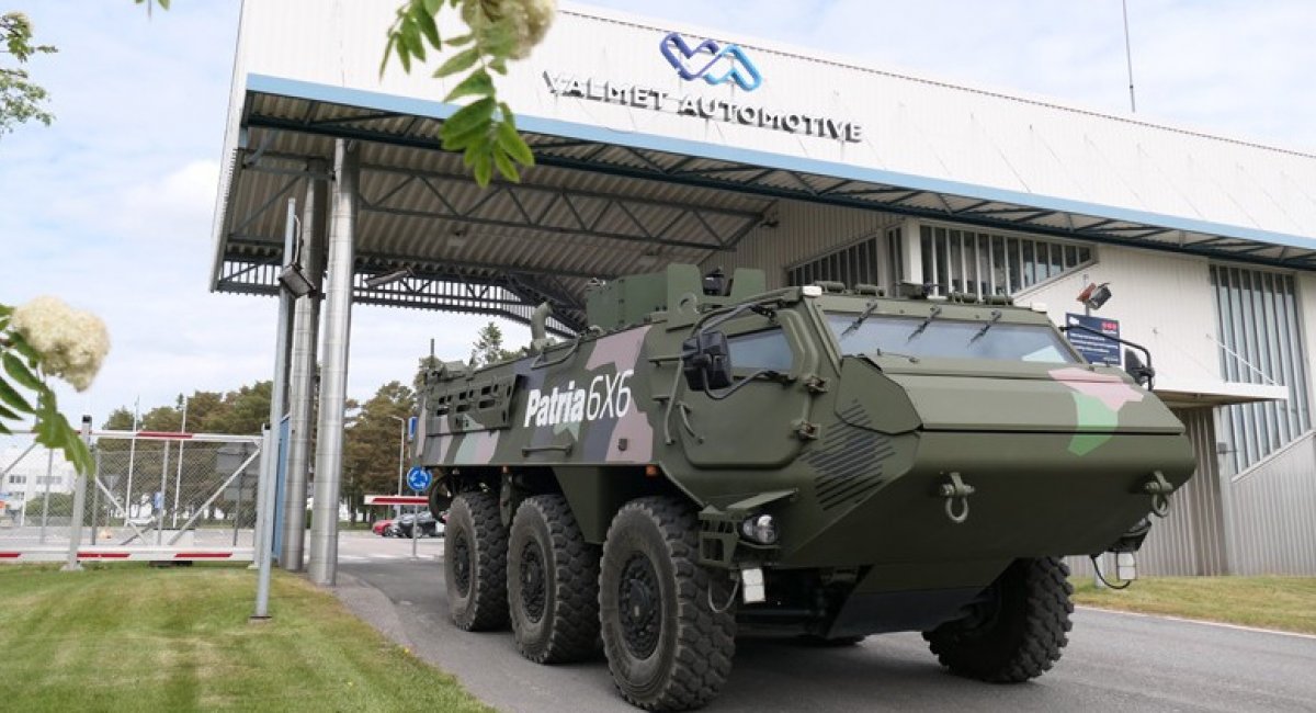 БТР Patria 6x6 виїжджає із заводу Valmet Automotive. Фото: Patria