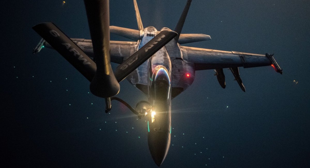 F/A-18E Super Hornet під час дозаправлення, фото U.S. Air Force