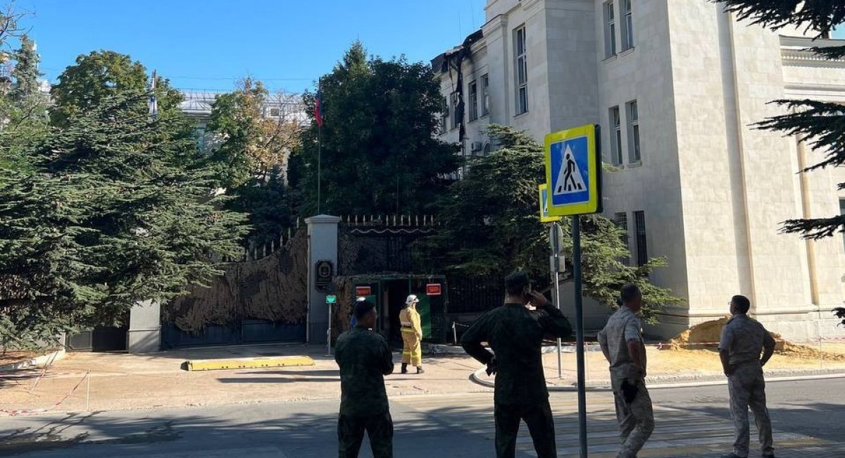 Дрон-камікадзе знову вдарив по штабу ЧФ РФ у окупованому Севастополі: баражуючий боєприпас ідентифіковано (відео)