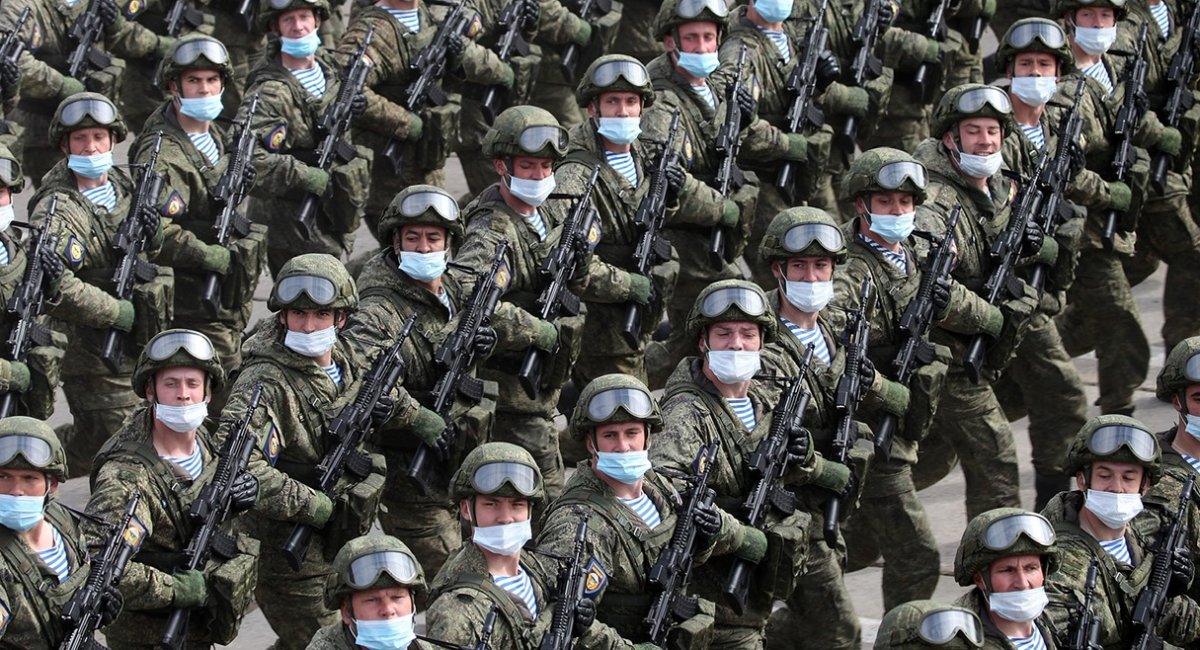 Російські солдати готували парадну форму для параду перемоги у Києві, а не додаткові боєприпаси та пайки. Вони дуже помилились...