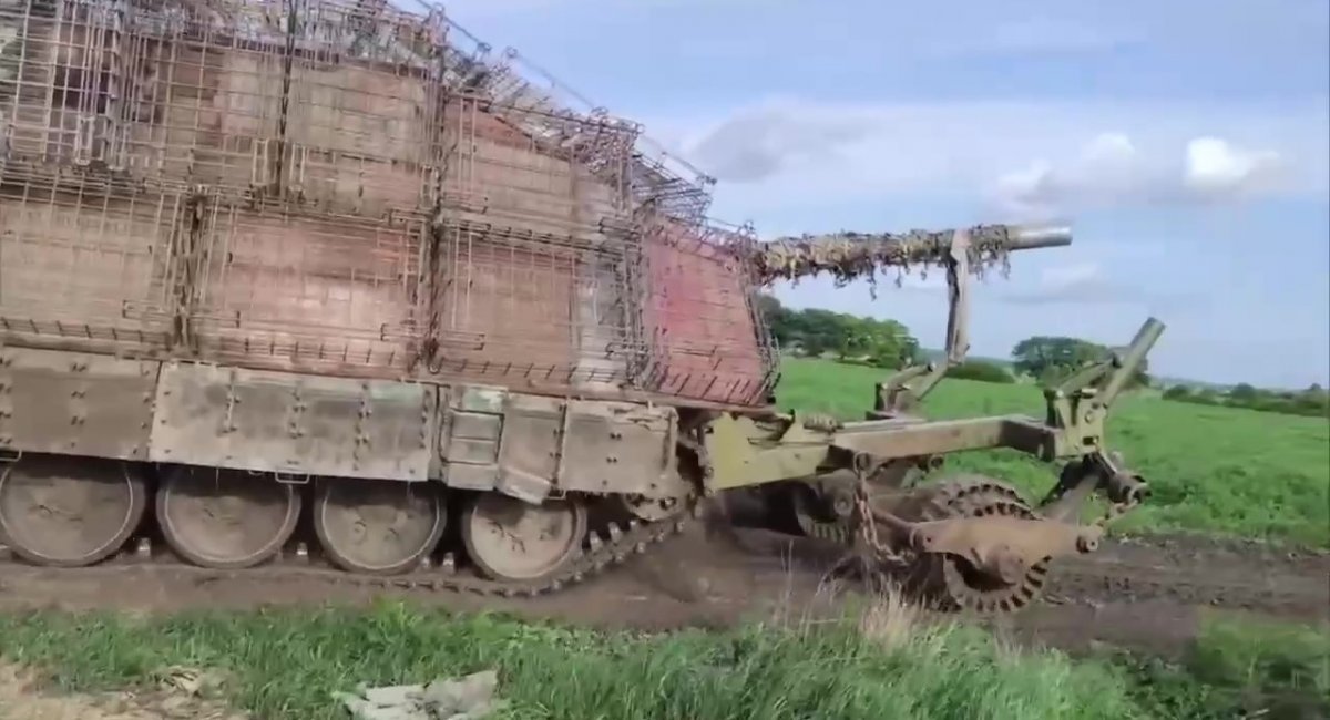 Танк-сарай на базі Т-72 з мінним тралом 