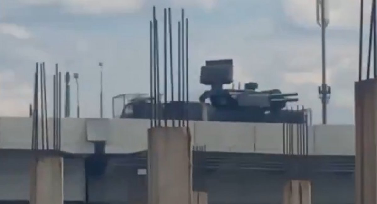 ЗРГК "Панцирь" на з'їзді з МКАДу обороняє Московський НПЗ. Кадр з відео