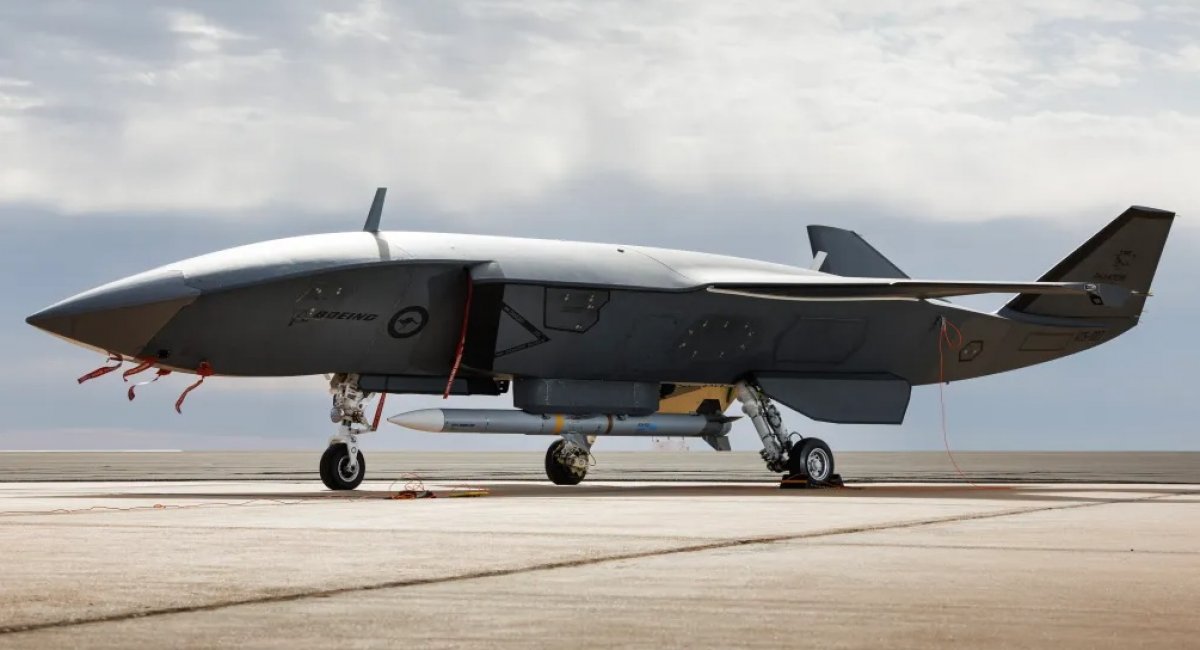 AIM-120 AMRAAM на зовнішньому пілоті на безпілотному винищувачі MQ-28 Ghost Bat, фото - Australian Defence Force