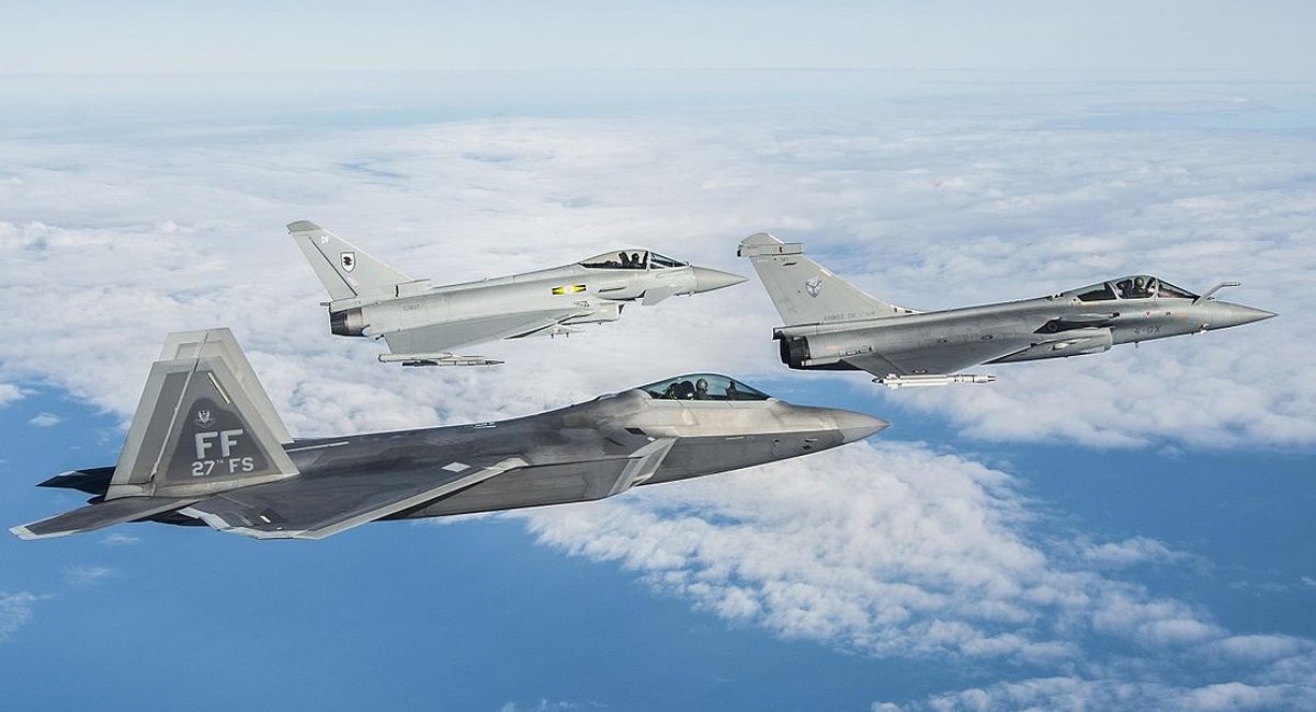 Вони це можуть: винищувачі F-22 Raptor, Eurofighter Typhoon та Dassault Rafale - "суперкрузовики" поруч у небі