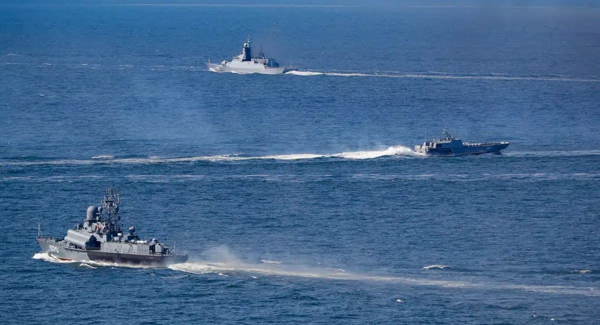 РФ вивела на маневри 11 кораблів після того, як Європа почала затримувати танкери "тіньового флоту"