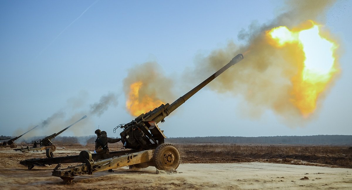 Російські окупанти ведуть вогонь із гаубиць "Мста-Б" калібру 152 мм, ілюстративне фото довоєнних часів