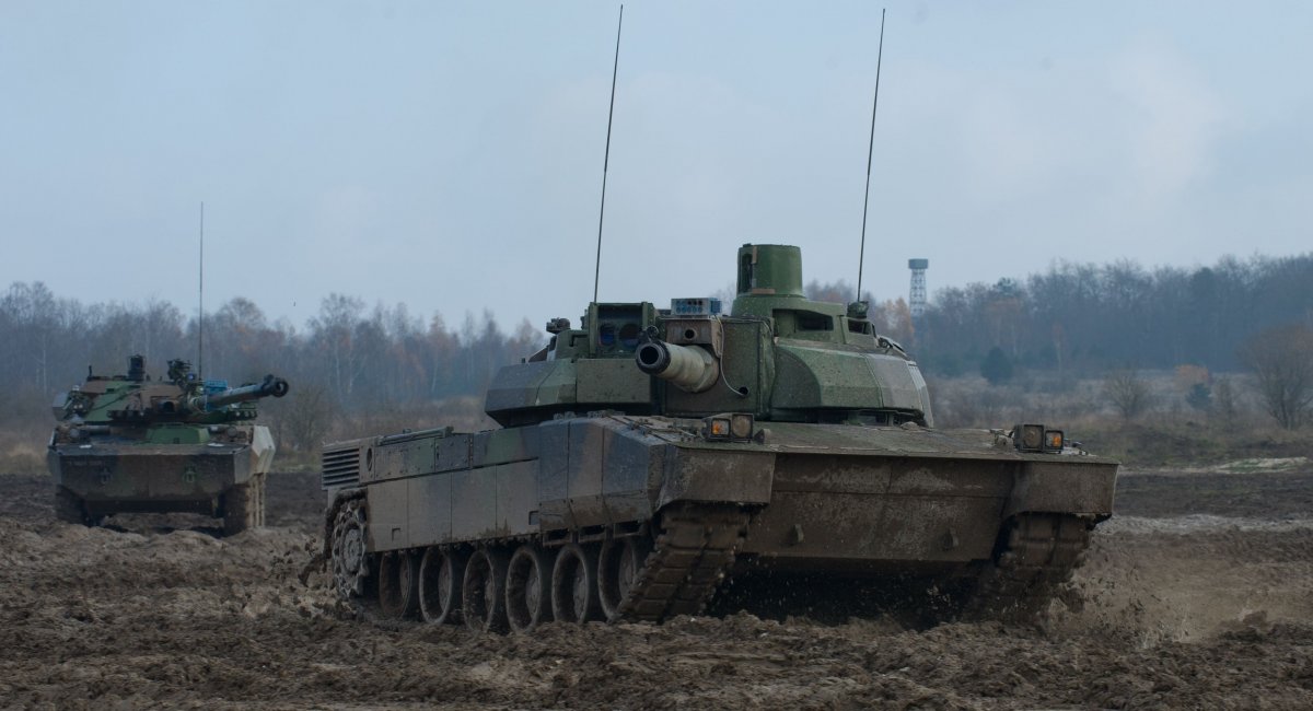 Дванадцять французьких танків Leclerc – головний, але не єдиний вантаж