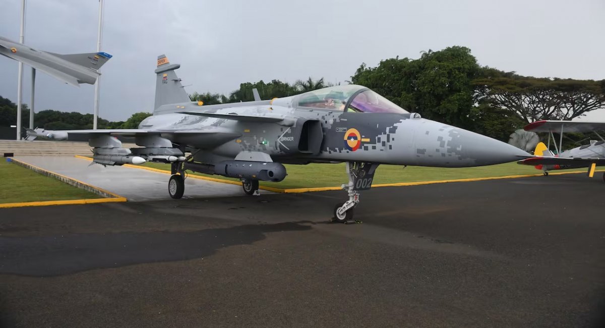 Gripen E з емблемами ПС Колумбії (фото: El País)