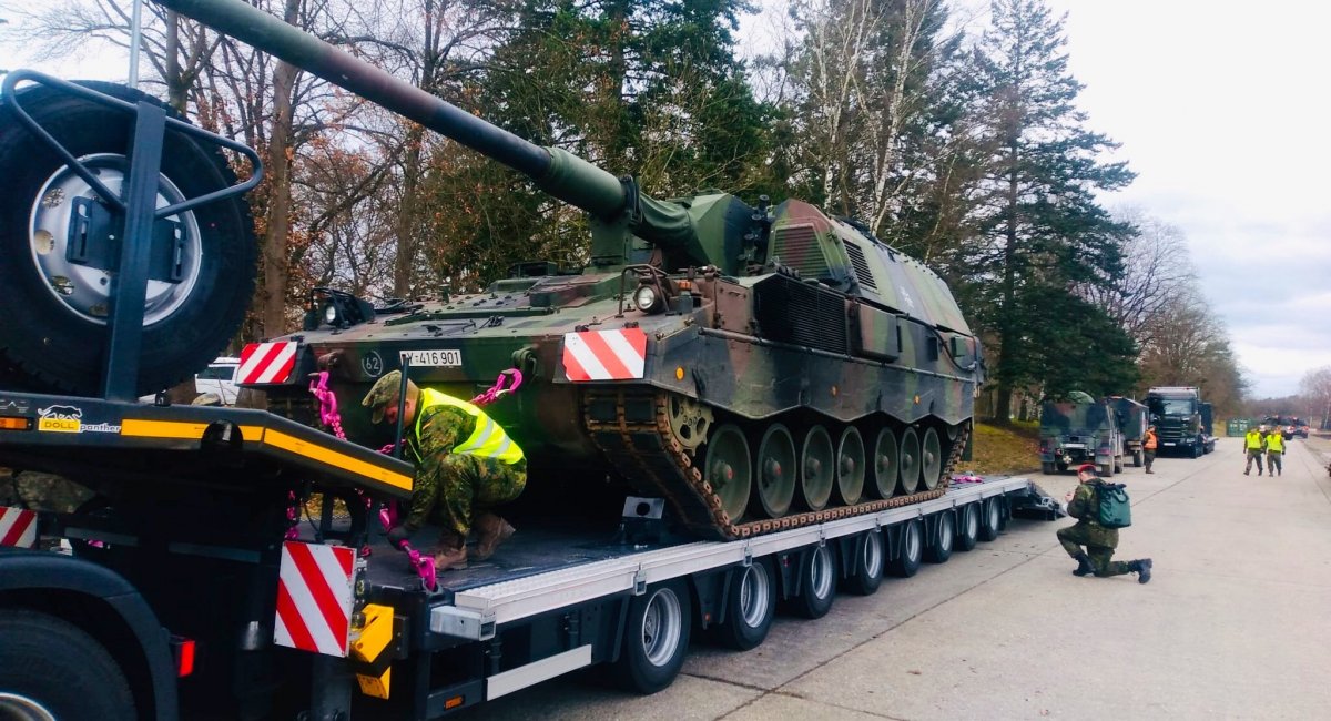Німецькі військові вантажать на трал САУ PzH 2000 для відправки в Литву, фото з відкритих джерел