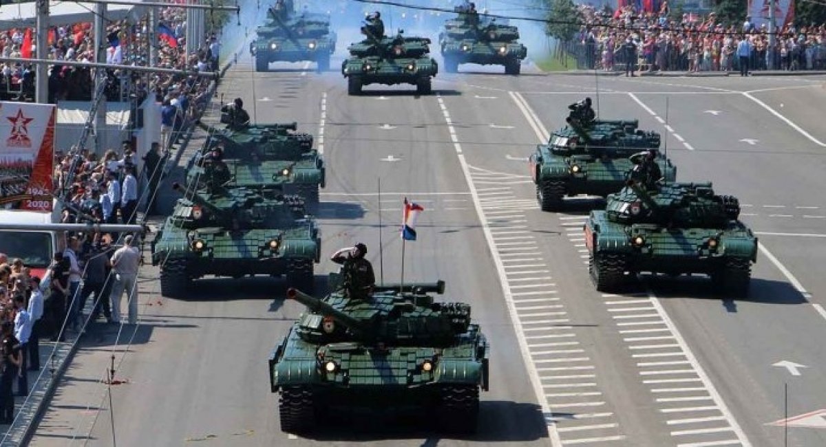 Поставлені російським військторгом незаконним збройним формування т.зв. "ДНР" танки Т-72 на "параді" 24 червня 2020 року в тимчасово окупованому Донецьку