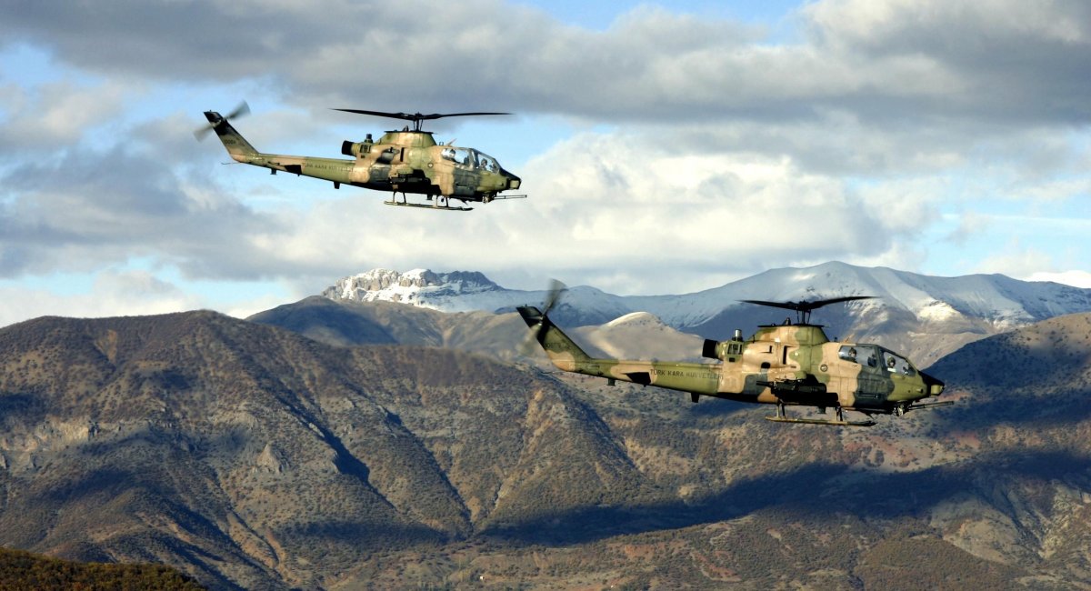 Пара гвинтокрилів AH-1W Super Cobra армійської авіації Туреччини, ілюстративне фото з відкритих джерел