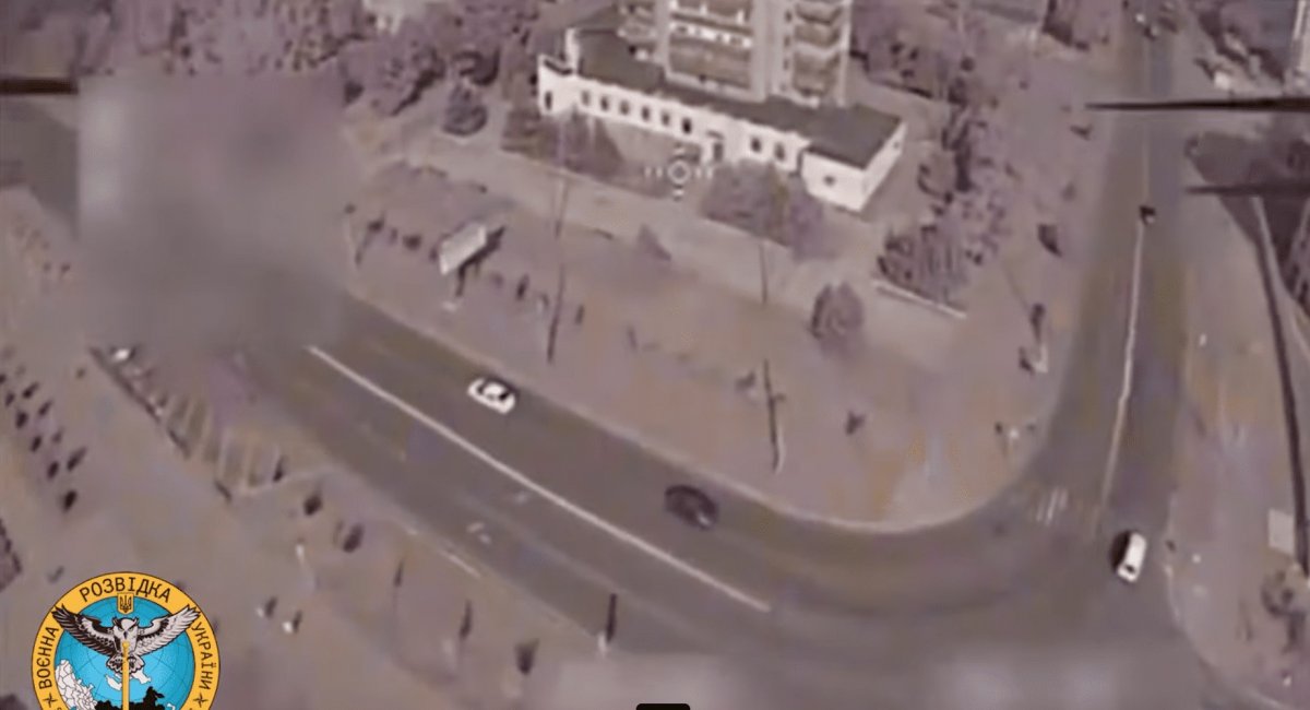 FPV-дрон прямує до "казарми" окупантів, стоп-кадр з відео ГУР МОУ