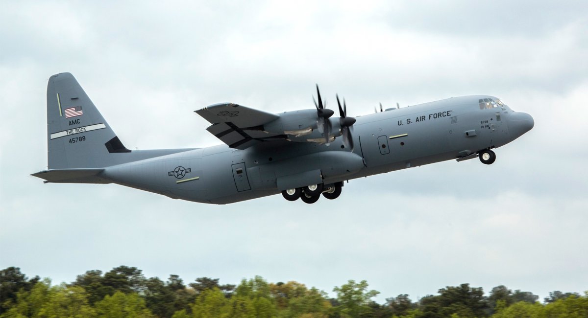 Військово-транспортний літак C-130J-30