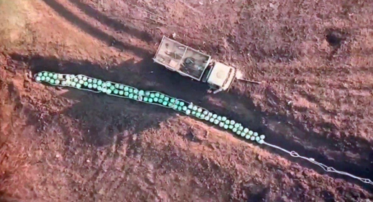 На відео з дрона видно, як йде закладання контейнерів у траншею та проведена вибухівка