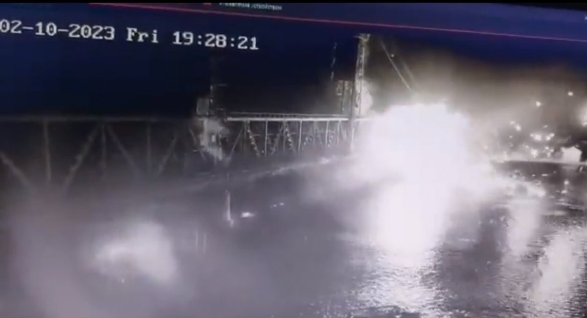 Нібито момент підриву дрона-камікадзе під мостом  через Дністровський лиман