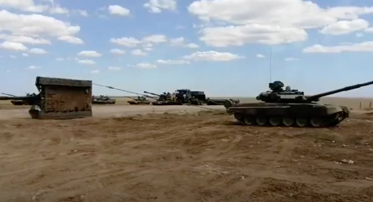 Танк Т-90 намагається поставити на гусениці САУ "Мста-С"