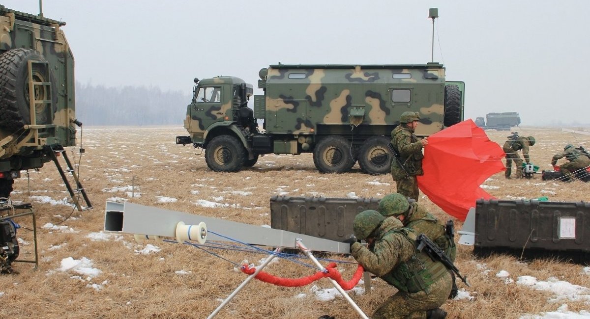У навчаннях, скоріш за все, було використано комплекс РЕБ РБ-341В "Леер-3" (фото з інших аналогічних навчань армії РФ)