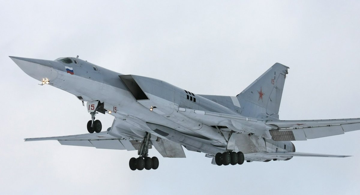 Ворожий бомбардувальник Ту-22М3 з крилатою ракетою Х-22, ілюстративне фото довоєнних часів