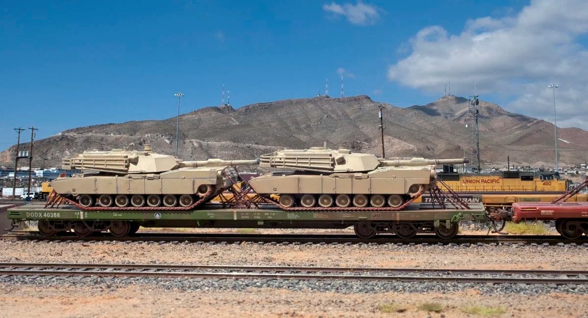Перевезення танків M1 Abrams на шестивісній залізничній платформі