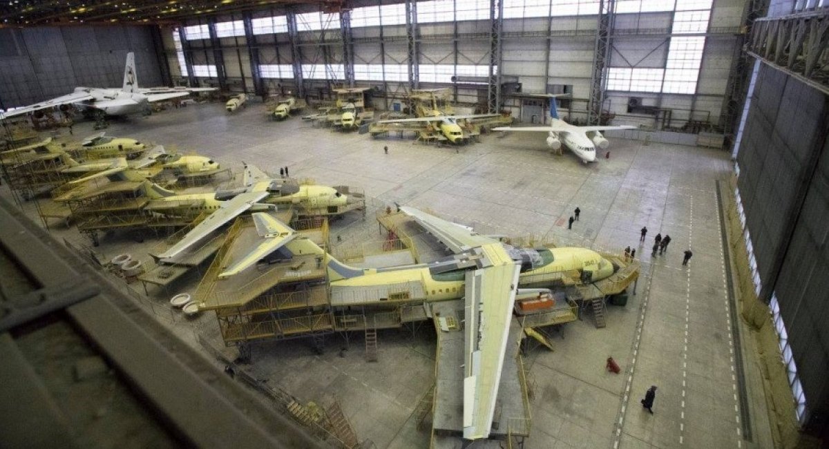 Головний цех ДП "Антонов" з недобудованими літаками