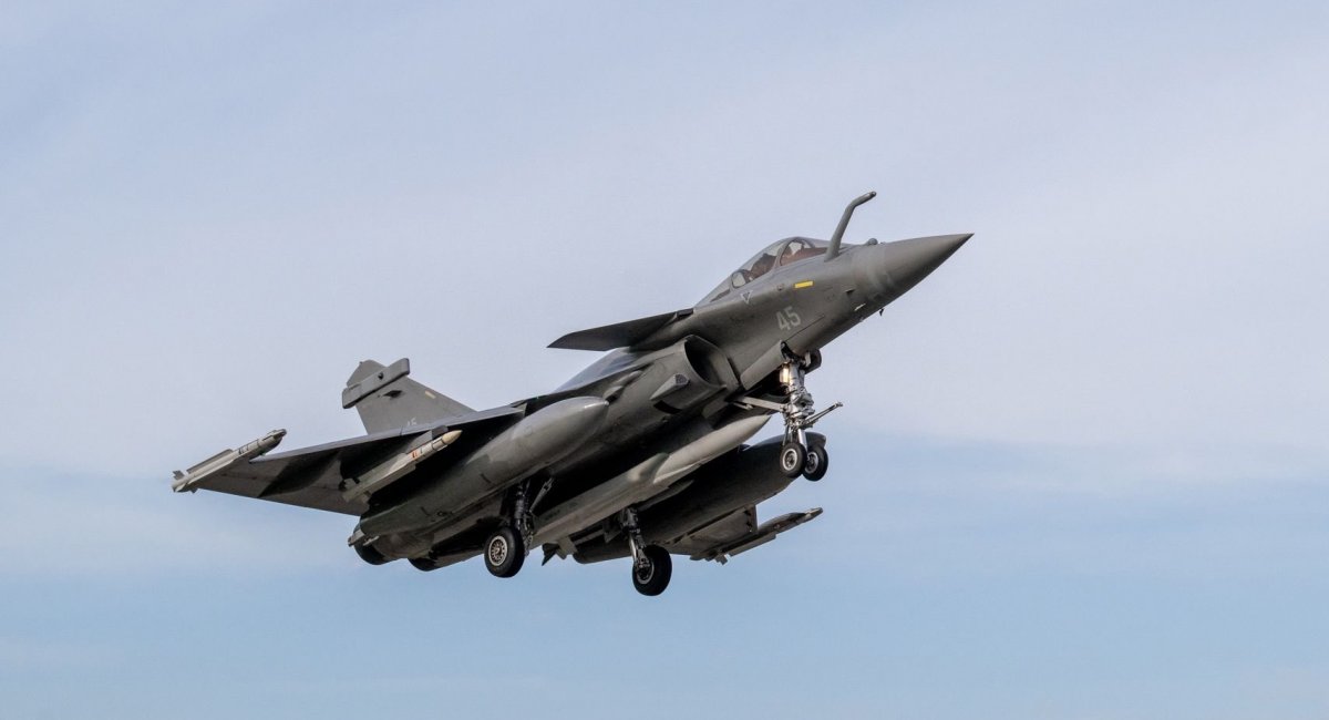 Палубний винищувач Rafale M з ядерною крилатою ракетою ASMPA-R. Фото: Catherine Vautrin