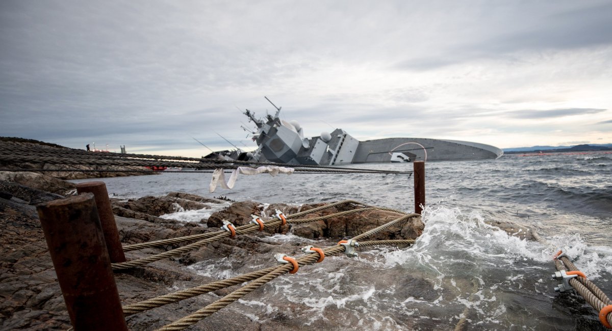 HNoMS Helge Ingstad після зіткнення (фото: Forsvaret)