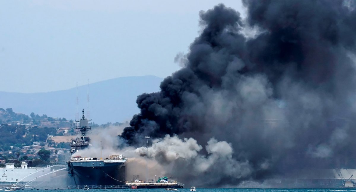 USS Bonhomme Richard горить вже третю добу: обвалилися частини палуби, цистерни з паливом неушкоджені