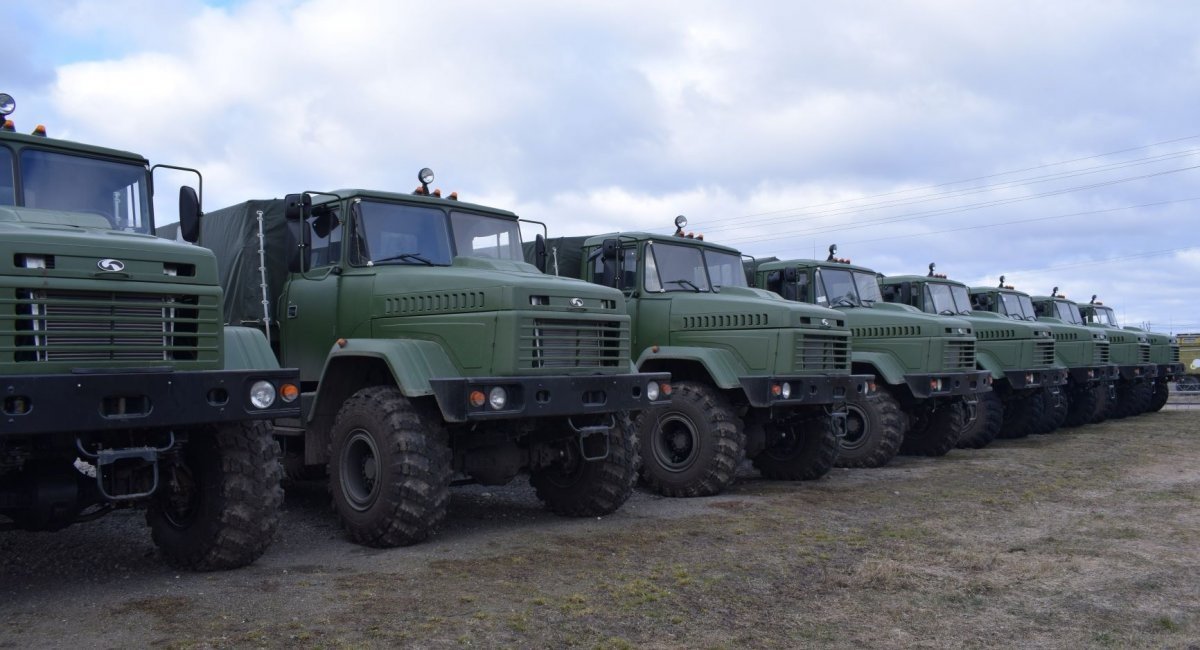 ПрАТ "АвтоКрАЗ" до певного часу було основним постачальником важких вантажівок для україніських військових та силових структур. На фото - вантажівки КрАЗ Збройних сил України