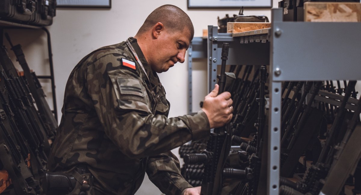 У Польщі президент збирається накласти вето на вибиті урядом 43,7 млрд євро кредитів на зброю від ЄС і це клінч у владі