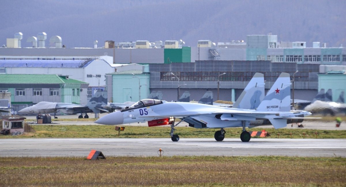 Рашистський Су-35С для "ВКС РФ" на тлі "єгипетських" Су-35СЭ, Комсомольск-на-Амурі, жовтень 2022 року, фото з відкритих джерел