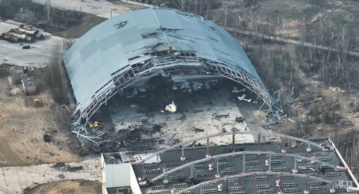 Ангар зі знищеним літаком Ан-225 "Мрія" в Гостомелі, стоп-кадр з документального відео студії Babylon`13, квітень 2022 року