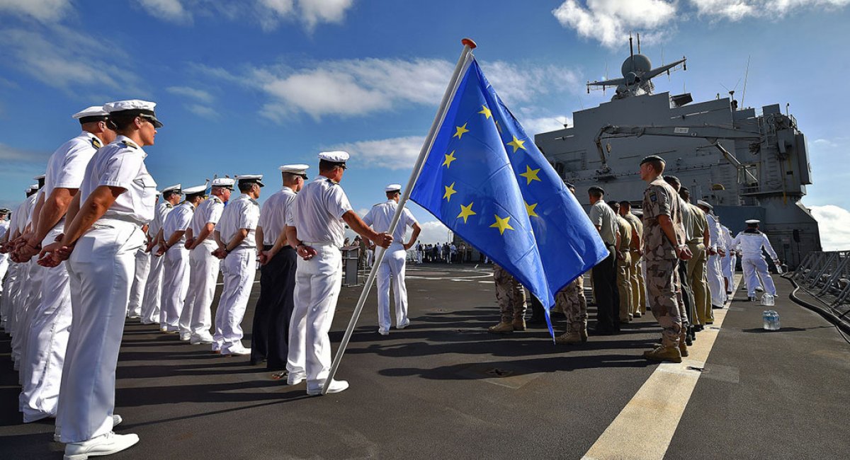 Шикування на кораблі Королівського ВМФ Данії. Фото: NATO