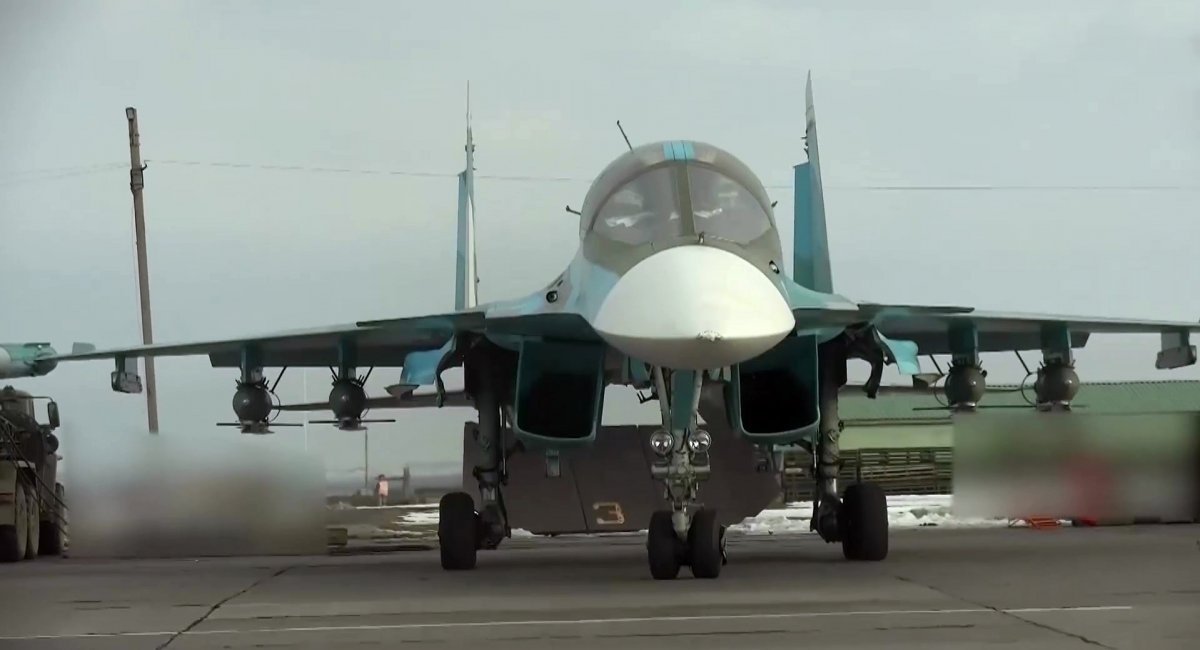 Рашистський Су-34 із керованими авіабомбами з модулем УМПК, весна 2024 року, зображення з відкритих джерел