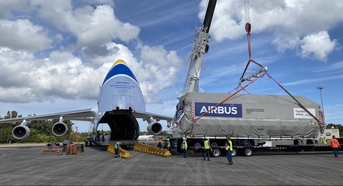 Транспортний літак Ан-124 "Руслан" "Авіаліній Антонова" під час завантаження у Франції супутника вагою 55 тонн для компанії SpaceX