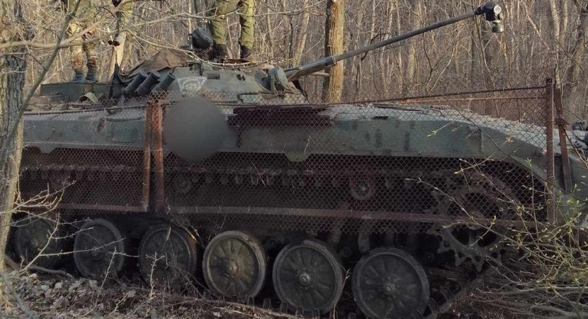 БМП-2 армії РФ з сіткою рабицею 