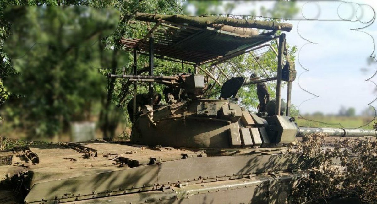 Рашистський Т-62М на позиції, фото – телеграм-канал "Диванно-штурмовая бригада"