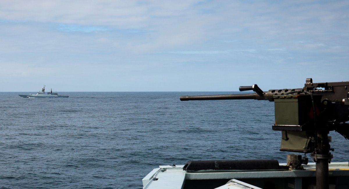 Есмінець HMS Defender Королівських ВМС супроводжує рашистські кораблі, які йдуть в Ла-Манш із Середземного моря, 28 квітня 2023 року, фото – Royal Navy