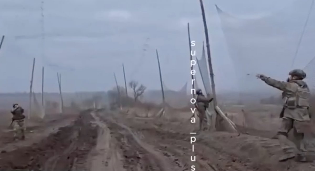 Росіяни монтують захисну сітку для захисту від дронів