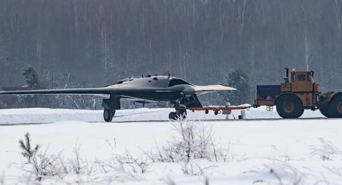 Викатка першого дослідного зразка-демонстратора російського важкого розвідувально-ударного БПЛА С-70 "Охотнік" (Мисливець), розробки ПАТ "Компанія "Сухой" / Фото: t.me/fighter_bomber/806