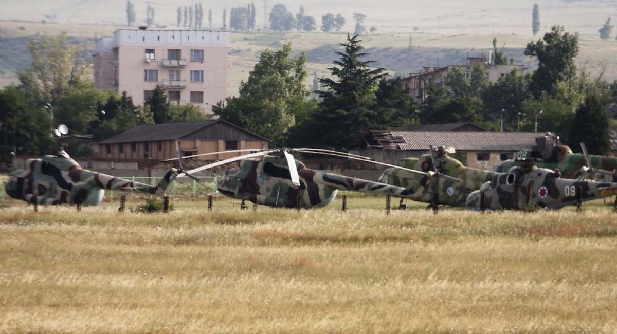 Гелікоптери Мі-8 та Мі-24 ЗС Грузії на аеродромі у липні 2011 року / Фото: В'ячеслав Фірсов