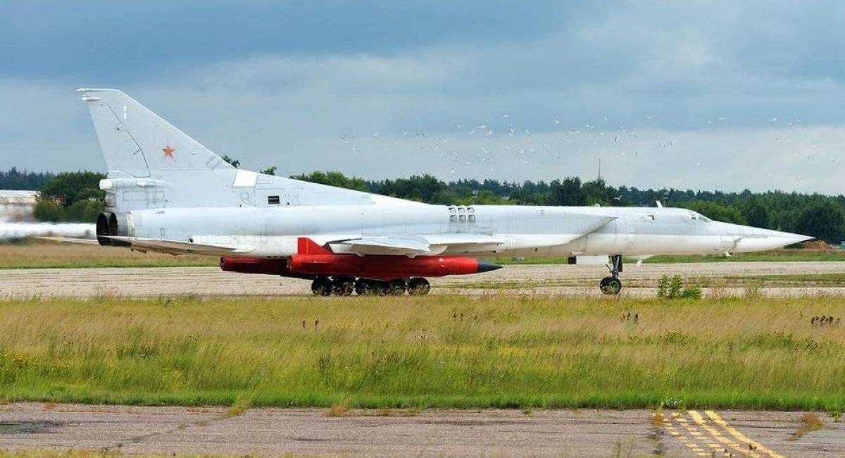Рашистський Ту-22М3 з ракетами Х-32, ілюстративне фото довоєнних часів