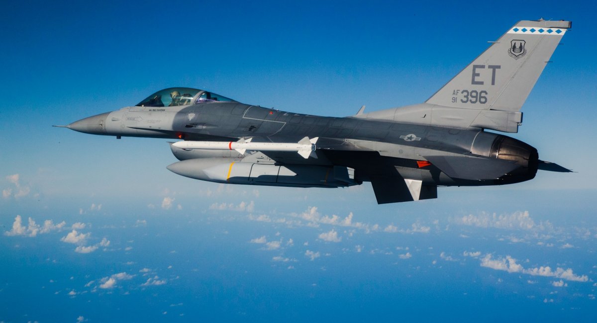 AGM-158 JASSM під крилом F-16 (всі фото: US DoD)