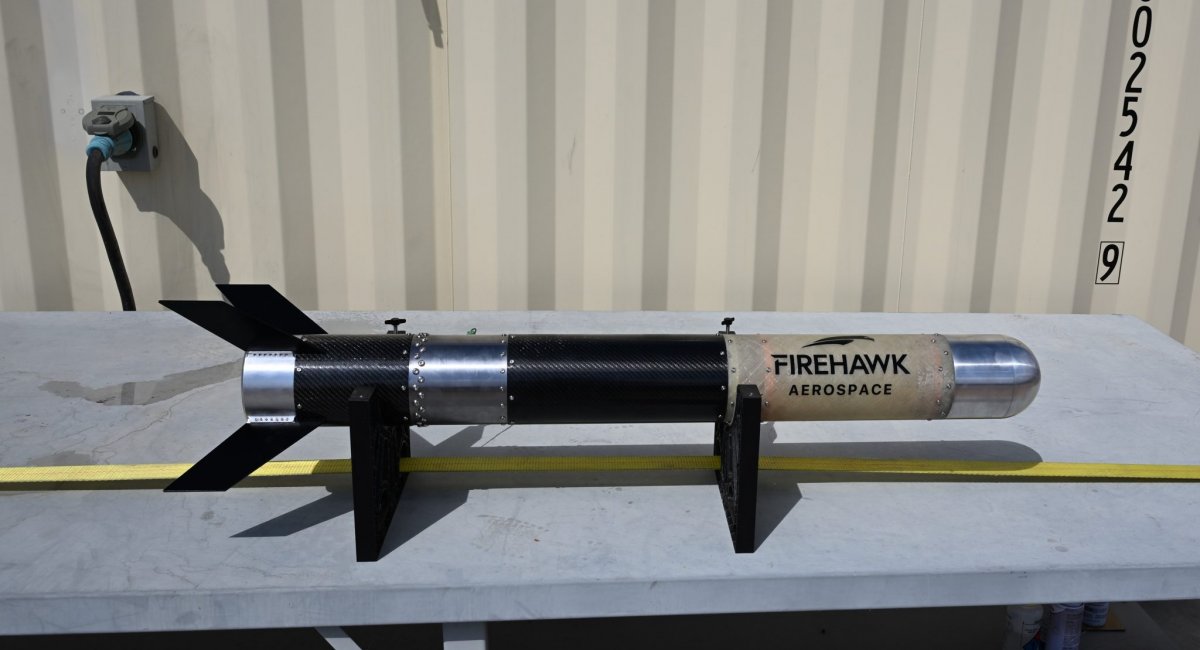 Твердопаливний двигун з надрукованим на 3D-принтері паливом від компанії Firehawk Aerospace 