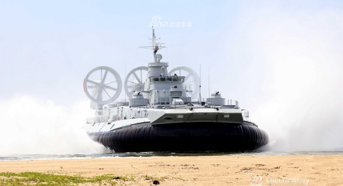 Третій МДК "Бізон" (номер 3327) та перший корабель власного будування, під час випробувань в Китаї