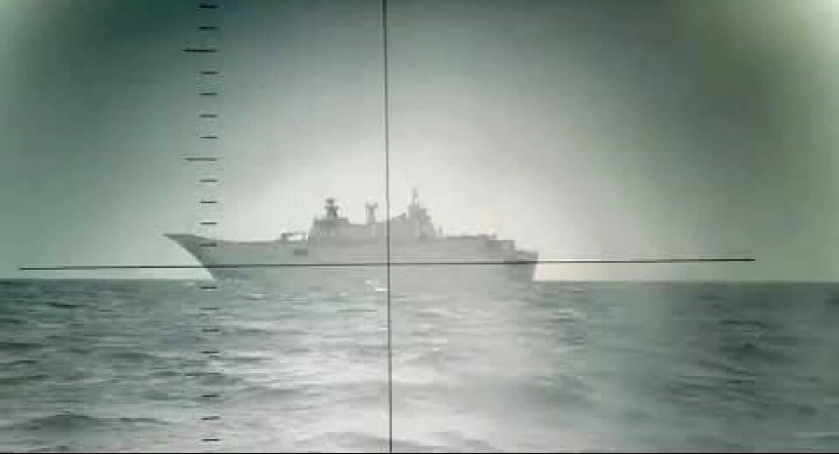 Іспанський легкий авіаносець Juan Carlos I в об’єктиві перископа підводного човна, липень 2023 року, стоп-кадр з відео
