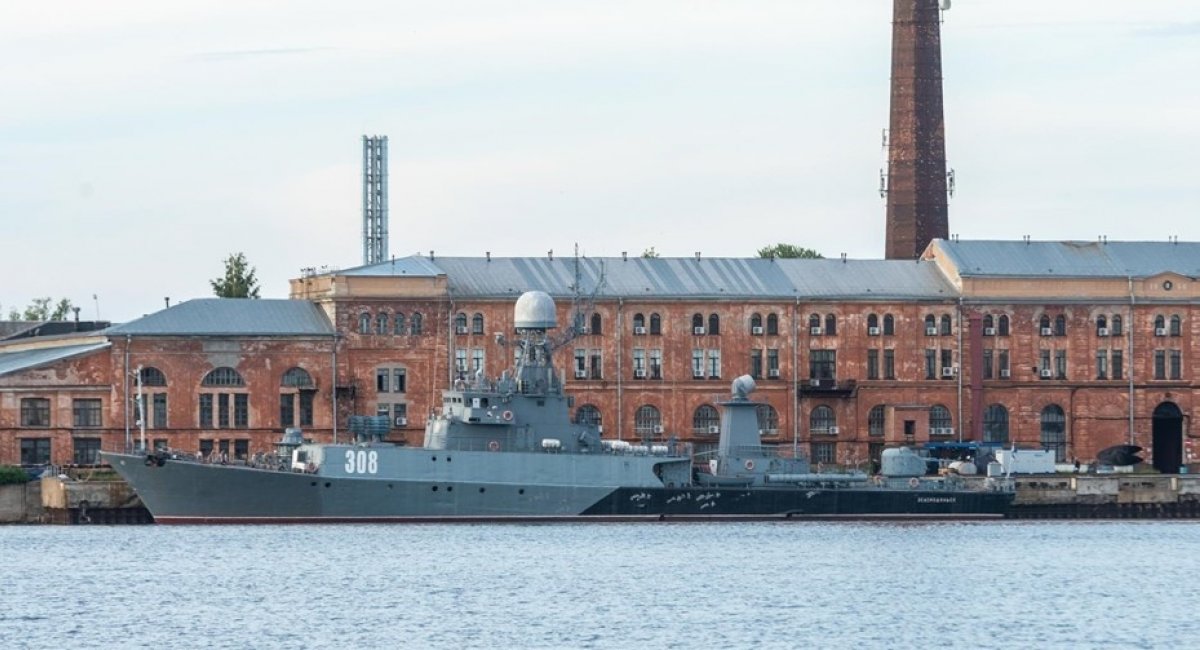 "Зеленодольск" біля причальної стійки "Кронштадтский морской завод"