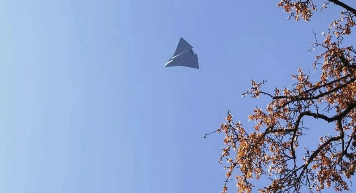 Китай нечуваними темпами підняв у небо вже третій винищувач-бомбардувальник шостого покоління J-36