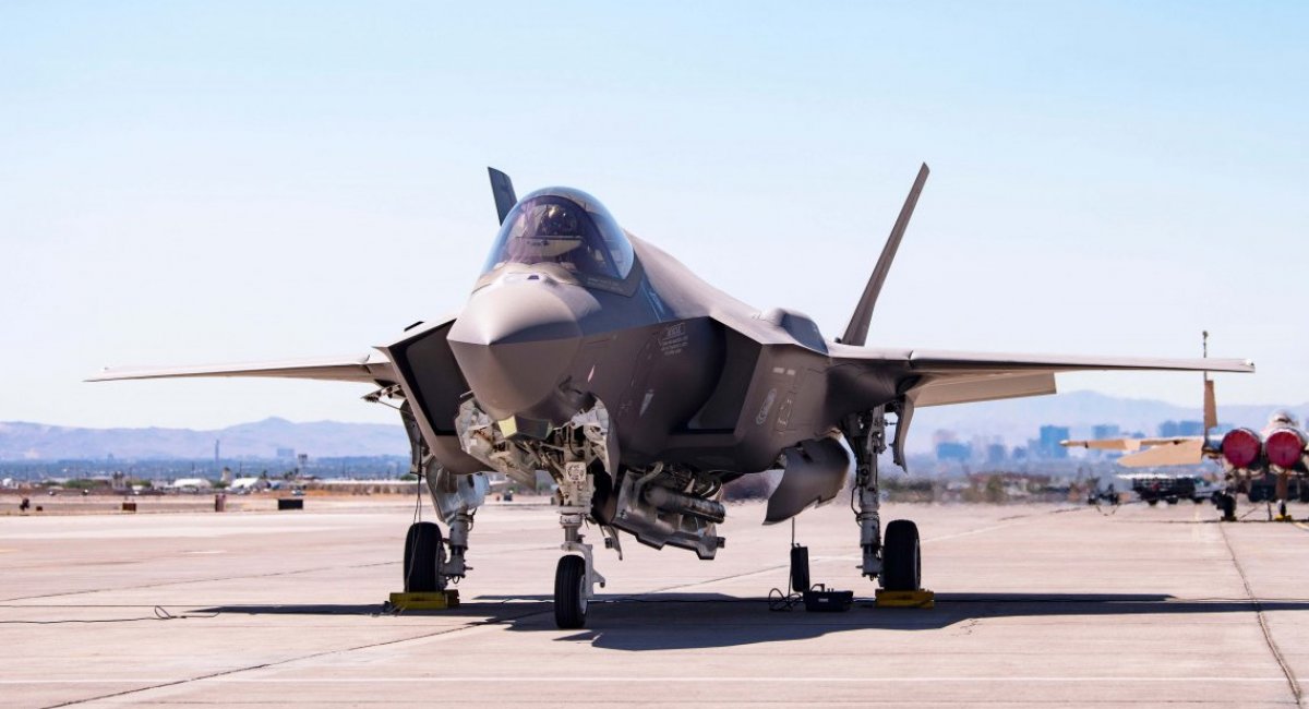 Стелс-винищувач F-35A під час випробувань з ядерною бомбою у 2021 році