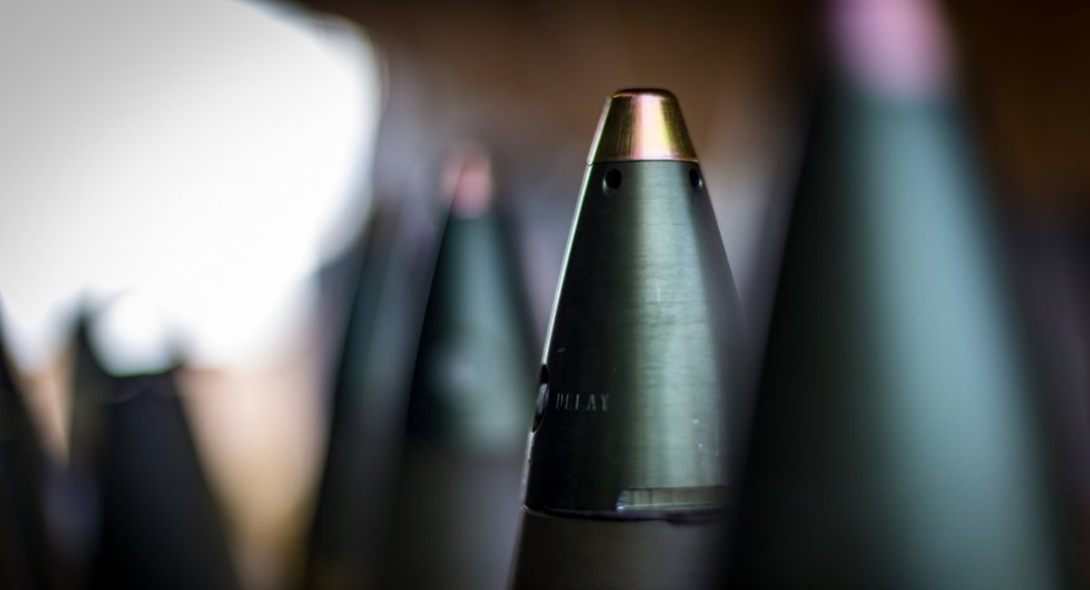 У США за чотири роки так і не вийшли на темпи у 100 тисяч 155-мм снарядів, зараз роблять майже вдвічі менше